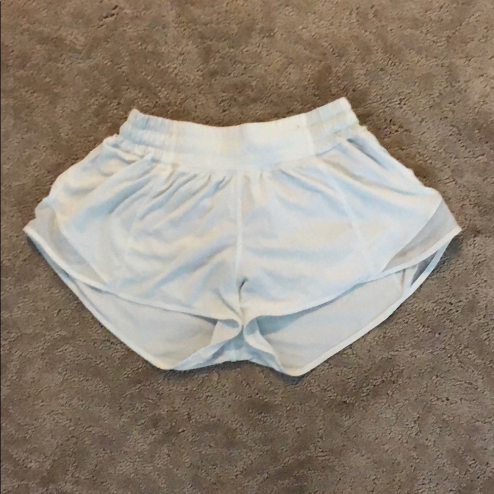 Brand new white Lululemon Hottie Hot shorts 2.5”